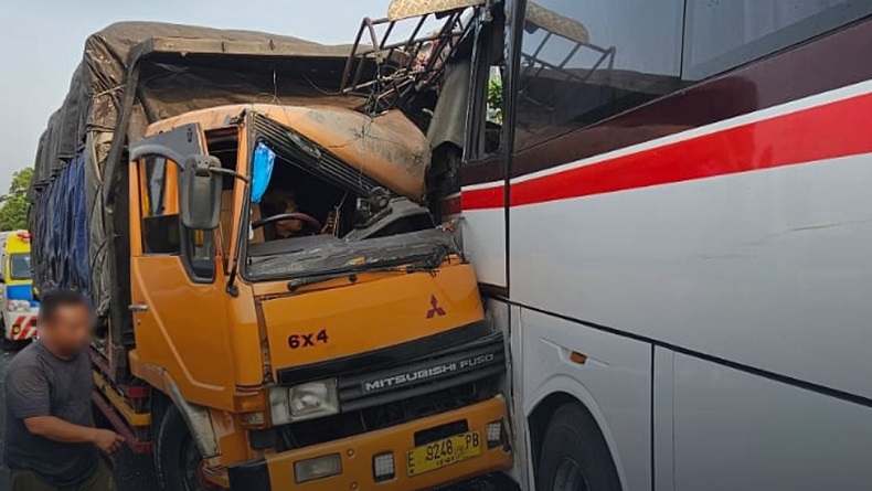 Kecelakaan di Bandung Hari Ini, Truk Tabrak Belakang Bus Primajasa di Tol Purbaleunyi, 1 Orang Tewas