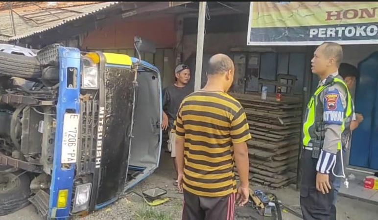 Kecelakaan di Kendal, Minibus Terguling Nyaris Tabrak Ruko Pasar Sidorejo Brangsong