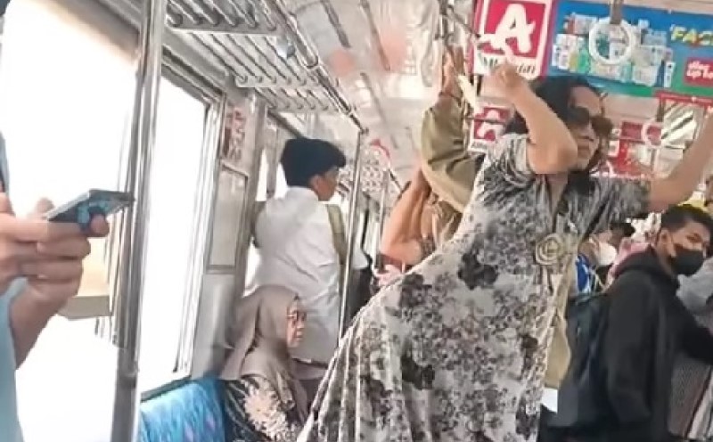 Viral Perempuan Bergelayutan di KRL, Sempat Usir Penumpang Lain