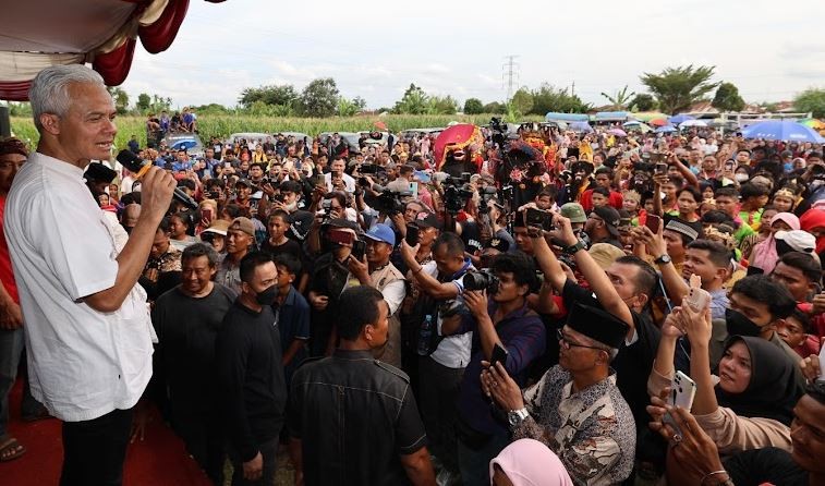 Kunjungi Deliserdang, Ganjar Serahkan Bantuan Gamelan Seniman Jawa di Sumatera Utara