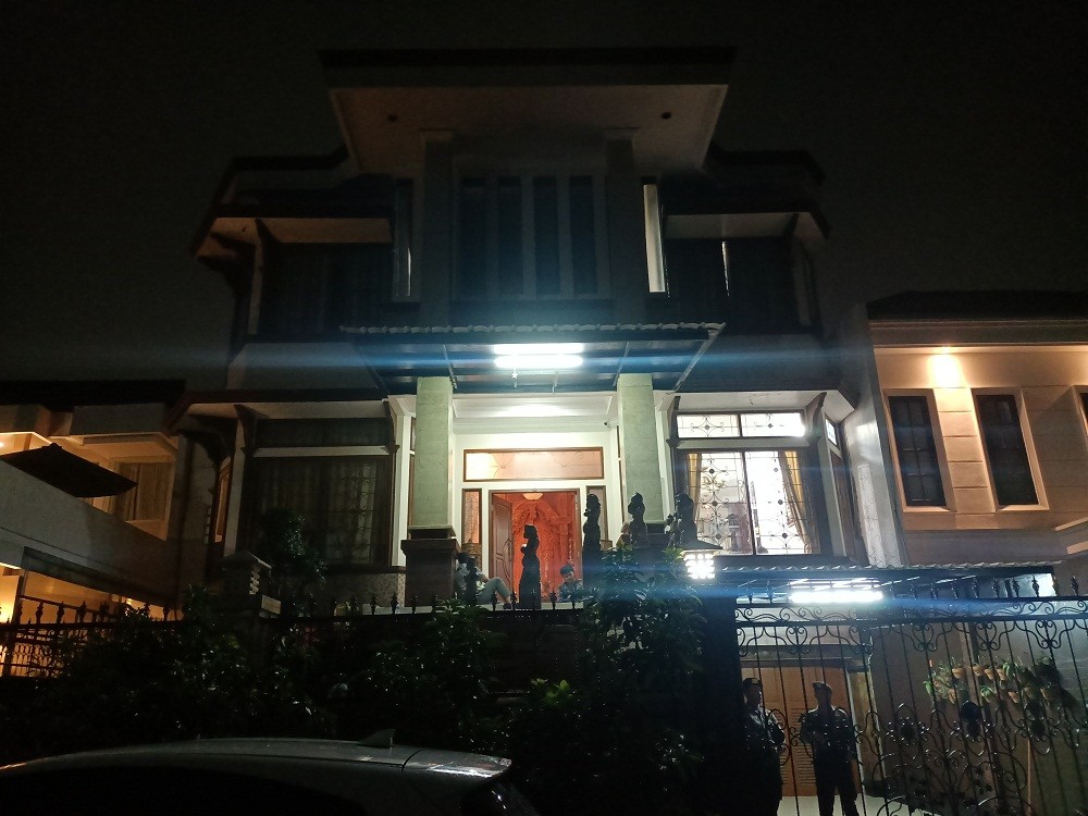 Penyidik KPK Terus Geledah Rumah Ketua Komisi IV DPR Sudin di Depok, Dikawal Polisi Bersenjata Laras Panjang