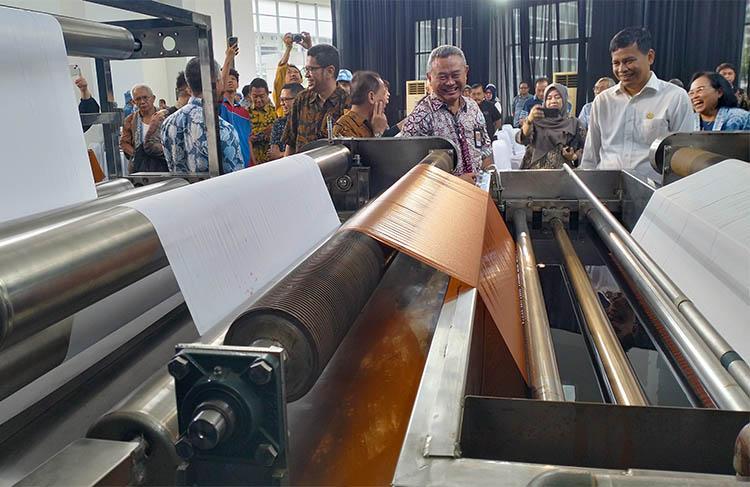 Keren, UGM Ciptakan Mesin Pewarnaan Kain dan Benang Pewarna Alami