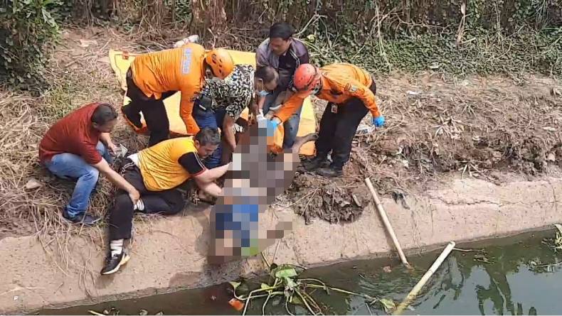 Mayat Pria Tak Dikenal Ditemukan Mengapung di BKT, Diduga Korban Pembunuhan