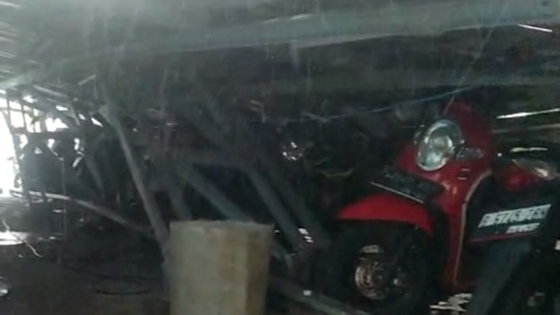 Hujan Disertai Angin Kencang, Pohon Besar di RS Permata Depok Tumbang Timpa Parkiran Motor