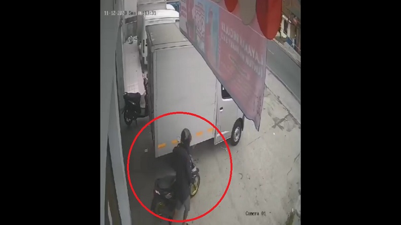Motor Milik Kurir Paket di Tasikmalaya Raib, Aksi Pelaku Terekam CCTV