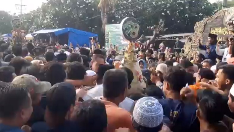 Rebutan Tumpeng Agung Warnai Prosesi Haul Ulama Besar KH Muhammad Syafi'i di Gresik