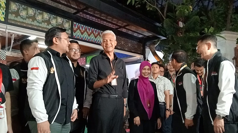 Ganjar Tiba di Media Center TPN sebelum Pengundian Nomor Urut, Didampingi Siti Atikoh