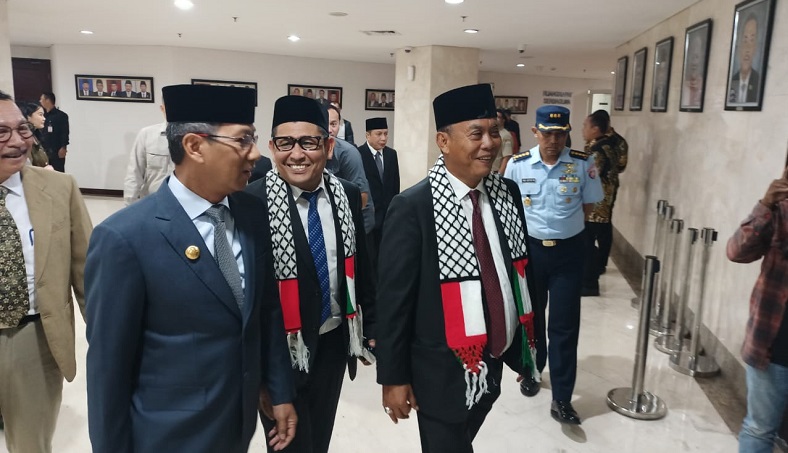 Sejumlah Anggota DPRD DKI Kompak Pakai Syal Palestina saat Rapat Paripurna