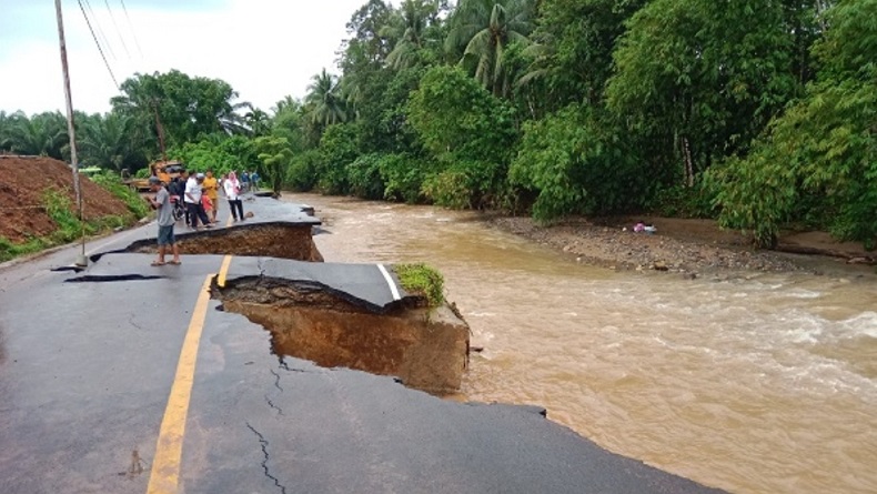 Jalan Nasional di Tapsel-Madina Ambles Diterjang Banjir Bandang, Begini Penampakannya