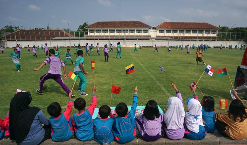  Demam Piala Dunia U-17, Ratusan Siswa SD di Solo Main Sepak Bola Kolosal Tanpa Wasit