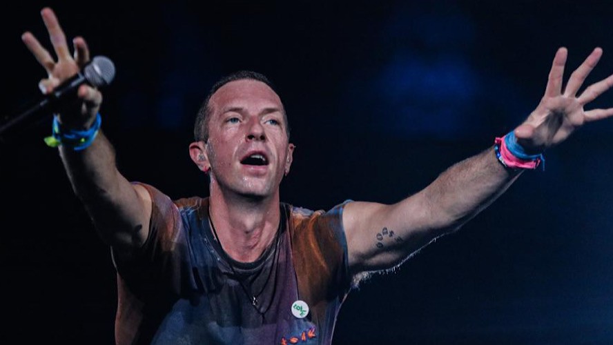 Bikin Ngakak! Chris Martin Berpantun di Konser Coldplay Jakarta: Pinjam Dulu Seratus