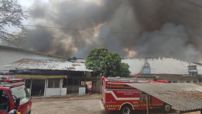 Pabrik Benang di Cipadung Kulon Bandung Terbakar Hebat, Diskar PB Kerahkan Semua Kekuatan