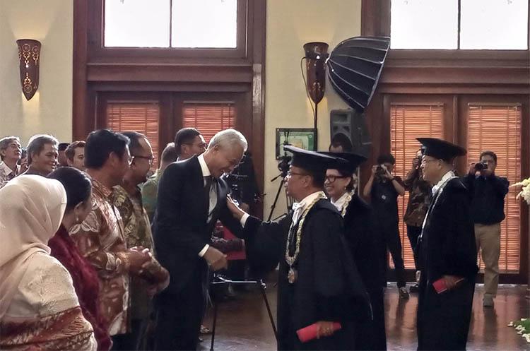 Hadiri Pengukuhan Guru Besar UGM, Ganjar Pranowo Soroti Masalah yang Dihadapi BUMN