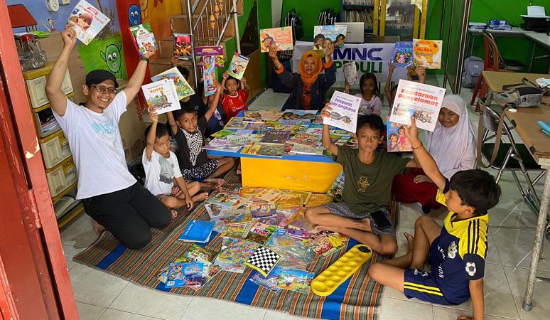 MNC Peduli Bagikan Buku Gratis, Anak-anak Kedurus Berharap Taman Baca Semakin Ramai