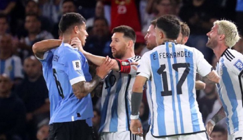 Argentina Dikalahkan Uruguay, Lionel Messi Ribut Sampai Cekik Lawan