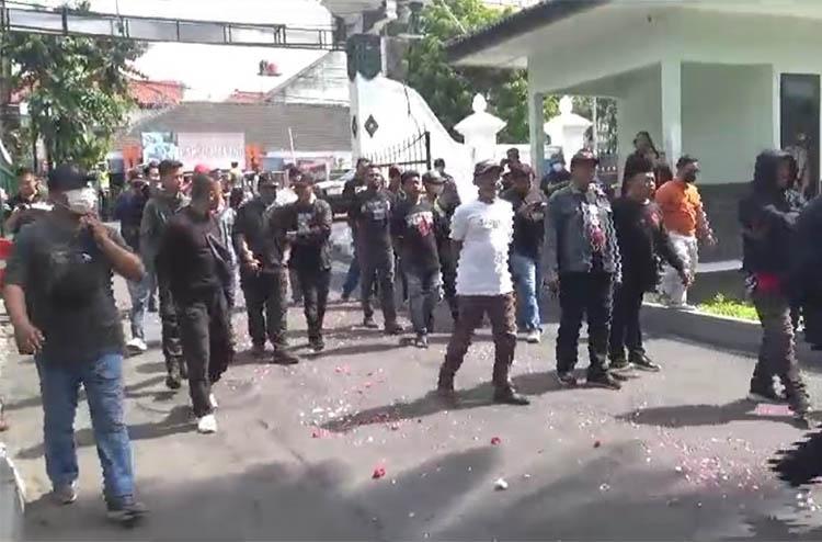 Massa Pendukung Ganjar Pranowo Datangi Satpol PP Jogja Minta Kejelasan Penertiban APK