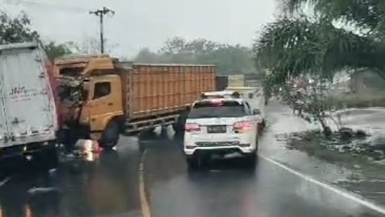 Kecelakaan di Tanah Laut Kalsel, Truk Hino Tabrak Mobil Boks Ekspedisi, 1 Orang Tewas