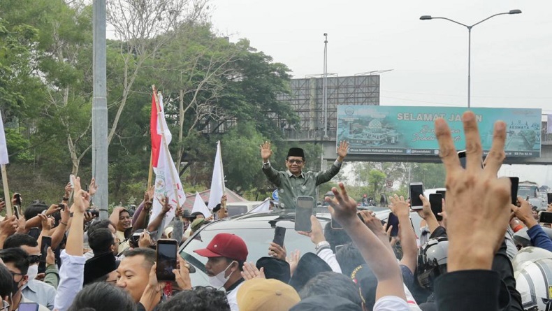 Pulang Kampung ke Madura, Cawapres Mahfud MD Disambut Ribuan Warga di Suramadu