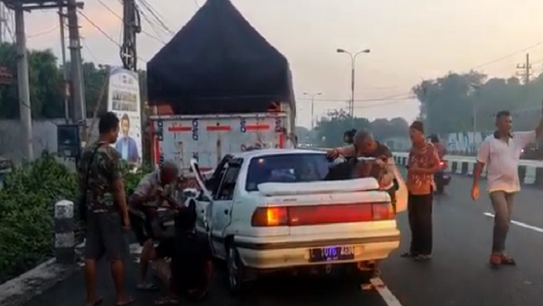 Kecelakaan di Mojokerto, Mobil Pasutri Tabrak Truk Parkir, Istri Tewas