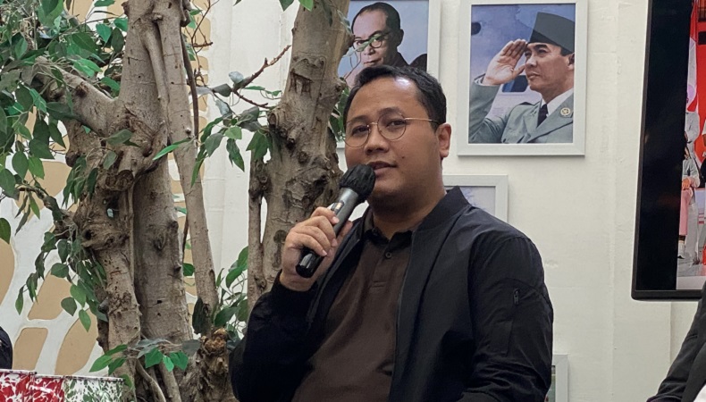 Pilot Garuda Pose Salam 3 Jari dengan Mahfud, Tama S Langkun: Bentuk Ekspresi Kegembiraan
