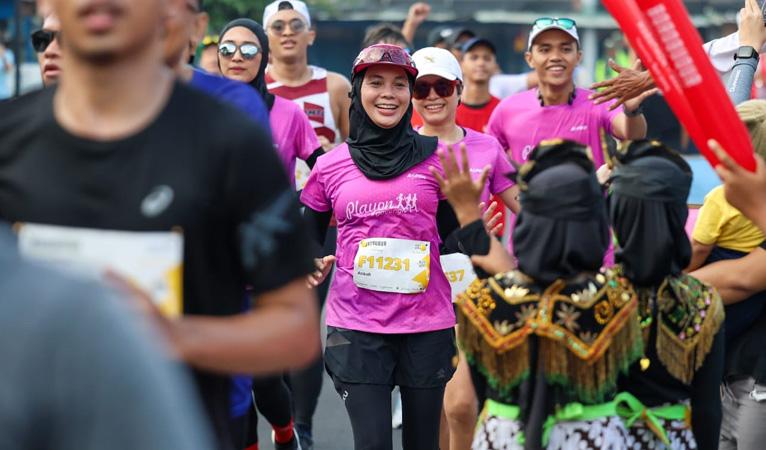 Siti Atikoh Tuntaskan Full Marathon 42 Km, Ganjar: Selamat Ya Bun, Gak Rugi Ayah Ngelatih