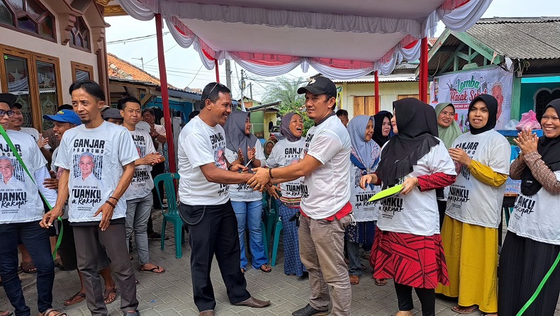 Relawan Ganjar Beri Bantuan Tenda kepada Warga Kota Tangerang