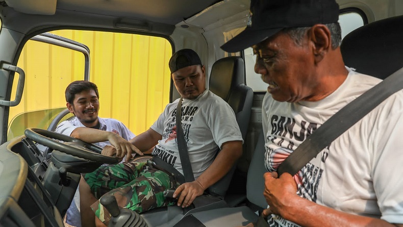 Momen Relawan Ganjar Pranowo Edukasi Safety Driving ke Sopir Truk di Jakarta