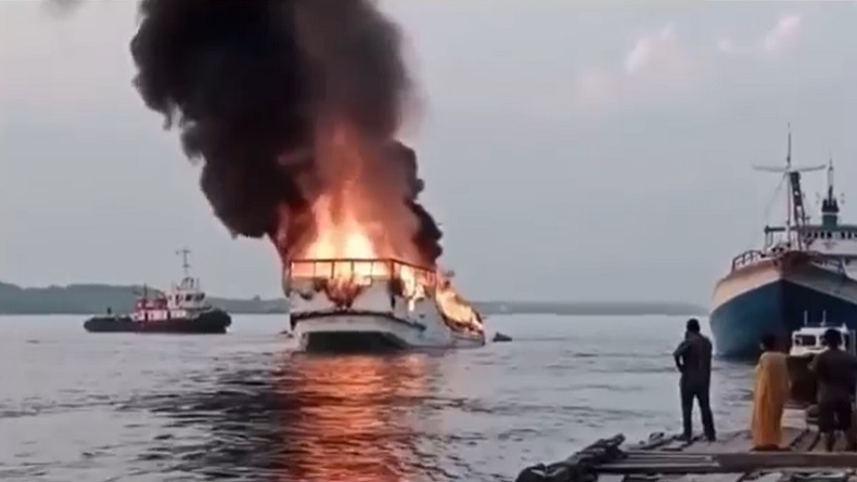 Kapal Bermuatan Pupuk dan Sembako Terbakar di Dermaga Perairan Kumai Kalteng