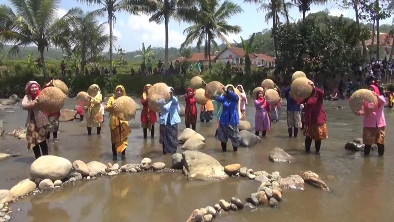 Ratusan Ibu-ibu Pakai Kebaya Gobyag Lauk di Muara 7 Sungai, Lestarikan Tradisi Cibuluh Subang