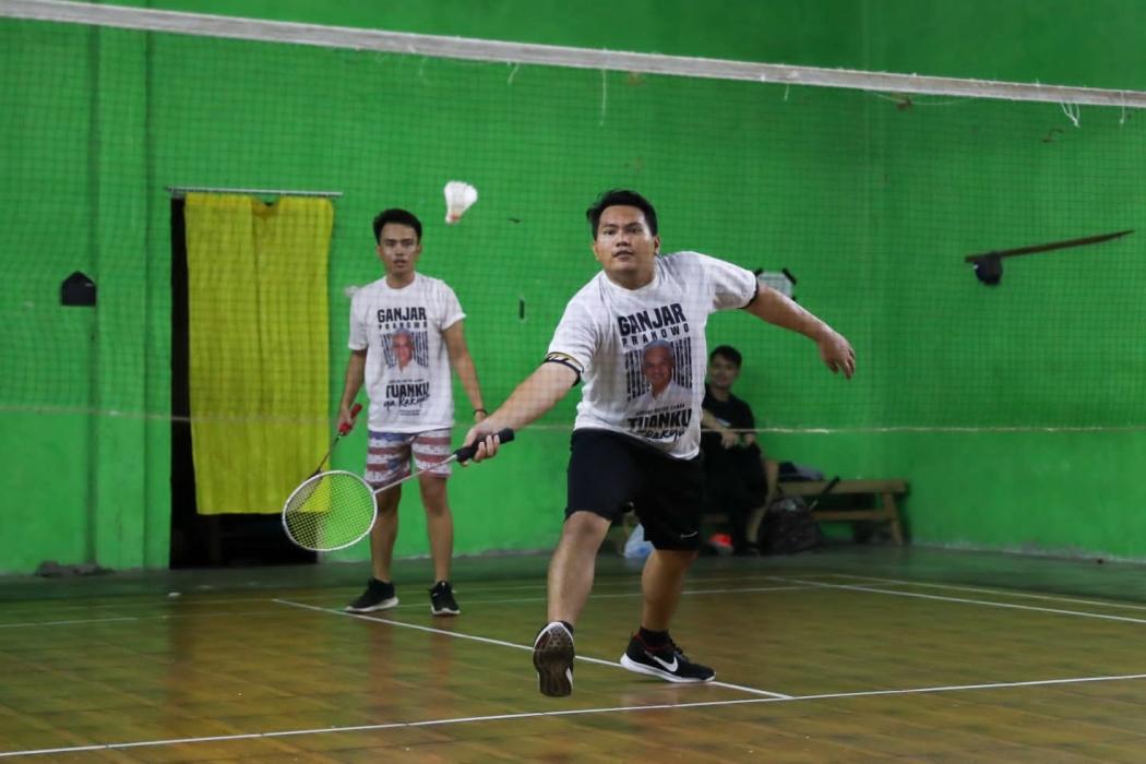 Relawan Crivisaya Ganjar Ajak Kaum Milenial Hidup Sehat dengan Main Badminton