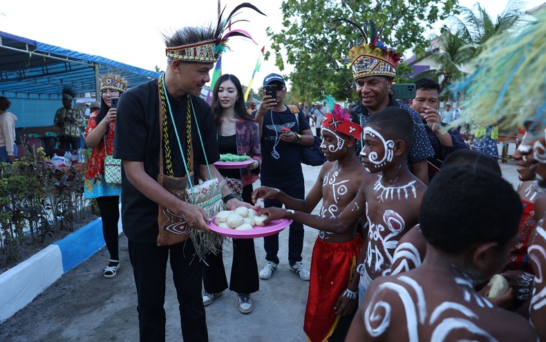 Ganjar Pranowo Dikukuhkan sebagai Tokoh Pemerhati Orang Papua