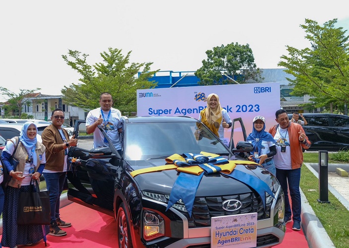 Jadi Penggerak Inklusi Keuangan, BRI Berikan Hadiah Mobil untuk Super AgenBRILink