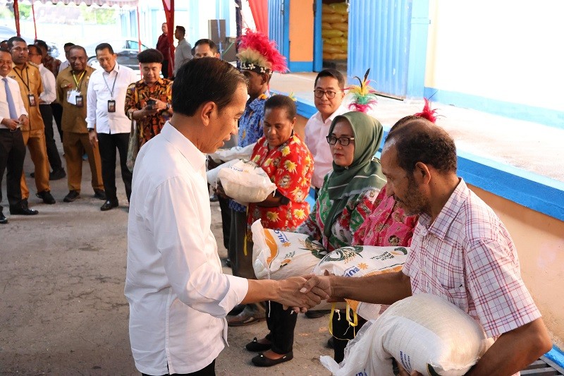 Jokowi Pastikan Bansos Beras 10 Kg Diperpanjang hingga Maret 2024