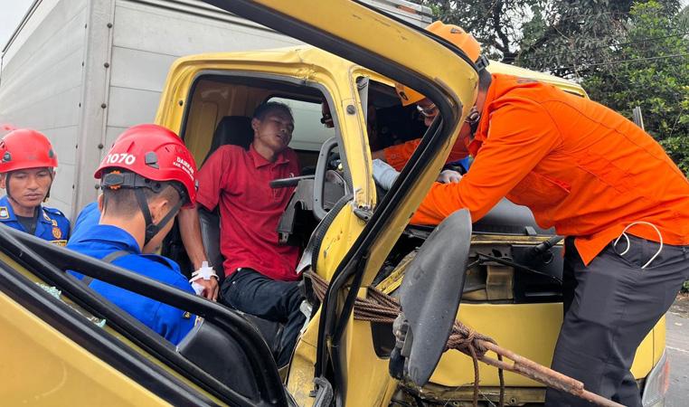 Kecelakaan Truk Tabrak Truk Pasir di Jalan Raya Yogyakarta-Magelang, Sopir Terjepit