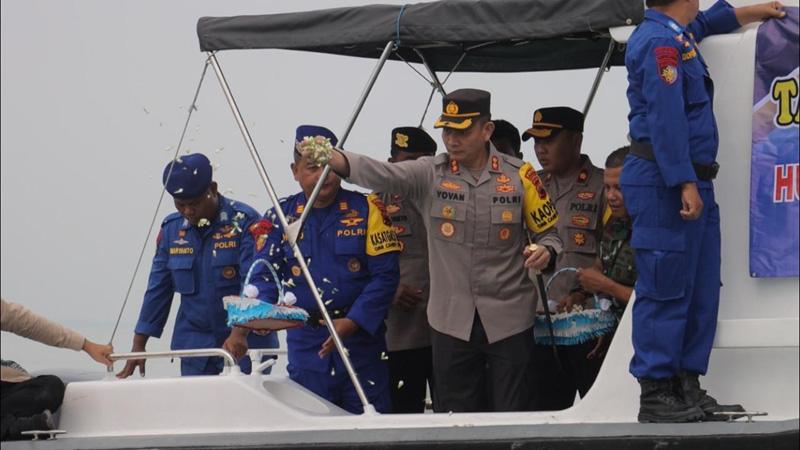  Peringati HUT ke-73 Polairud, Polres Pemalang Heningkan Cipta dan Tabur Bunga di Perairan