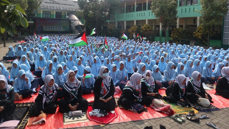 Ribuan Siswa MTsN Kota Cimahi Salat Gaib dan Galang Donasi Rp14 Juta untuk Palestina