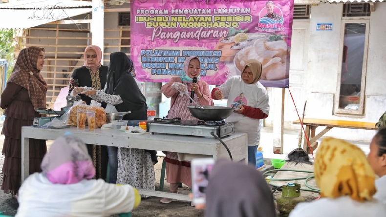Wanita Nelayan Ganjar Dorong Kesejahteraan, Latih Warga Pangandaran Buat Kerupuk Ikan
