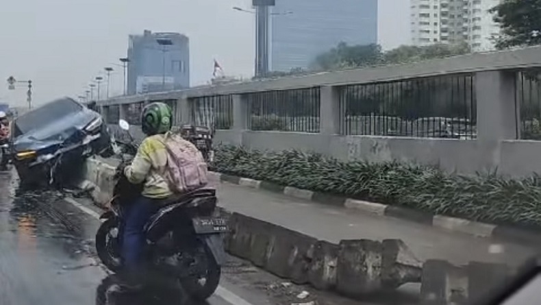Mobil Sedan Mewah BMW Kecelakaan di Depan Gedung DPR, Tersangkut di Separator Busway