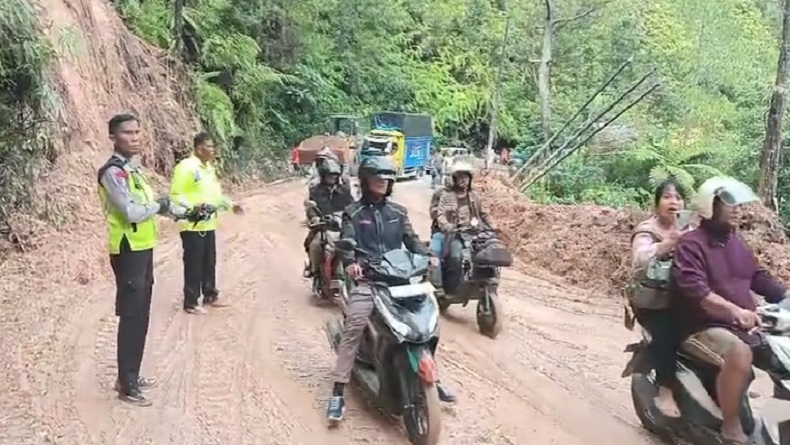 Material Longsor Tutupi Jalan Lintas Toba-Tapanuli Utara Dibersihkan, Pengendara Bisa Melintas