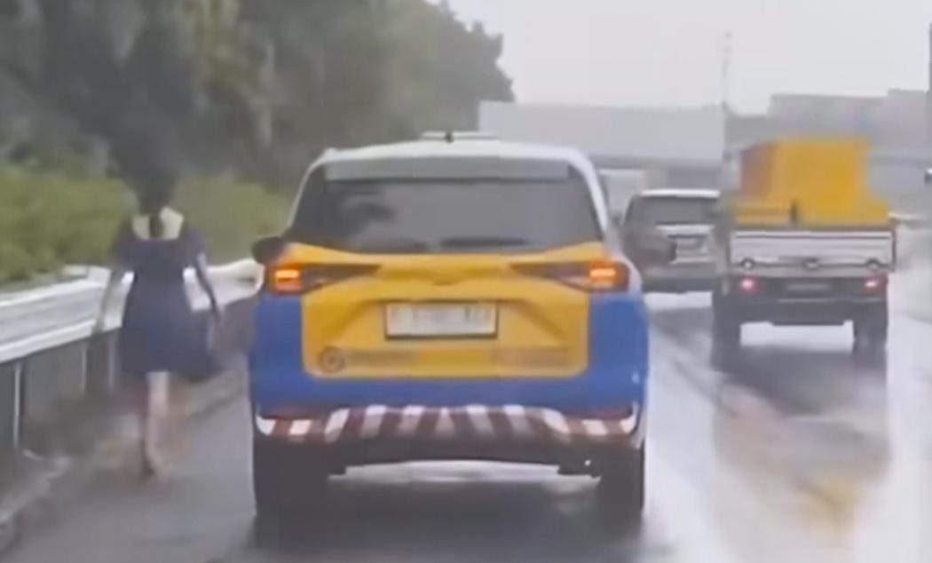 Viral Seorang Perempuan Nekat Jalan Kaki di Tol, Hindari Kecelakaan Petugas Sabar Ngikuti
