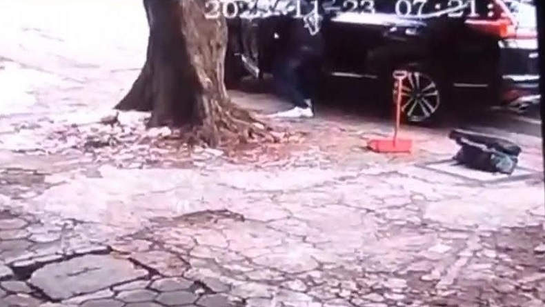 Aksi Maling Modus Mobil Berasap Terekam CCTV di Duren Sawit, Gasak 3 Ponsel Milik Pengendara