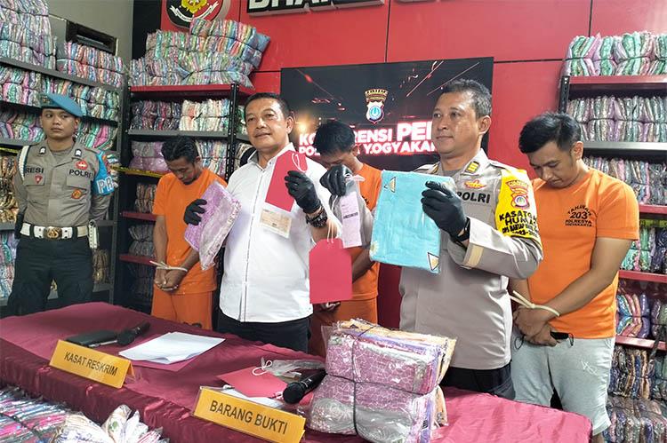 Komplotan Pengedar Cek Palsu Ditangkap di Jogja, Modus Beli Mukena
