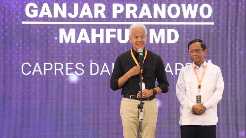 Ganjar Bicara Kode Baju Hitam dan Putih: Tidak Ragu-ragu Mengambil Keputusan   
