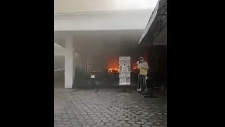 Rumah Makan Ternama di Jember Hangus Terbakar, Api Berkobar Disertai Kepulan Asap Tebal
