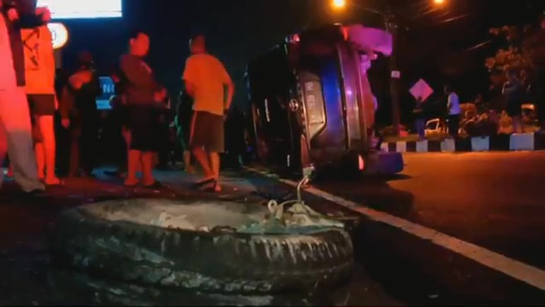 Kecelakaan di Palangka Raya, Fortuner Ringsek usai Tabrak Pembatas Jalan lalu Terguling