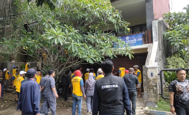 Rumah Pendiri Arema Lucky Acub Zaenal Dieksekusi PN Malang, Barang-Barang Dikeluarkan Paksa 