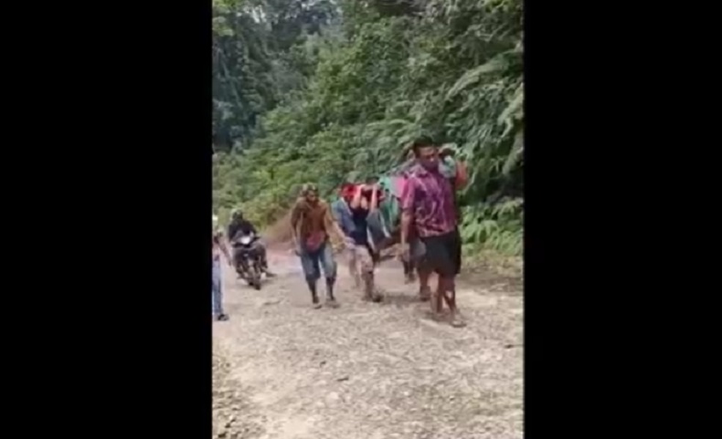 Viral Ibu Muda asal Balingka Melahirkan di Jalan saat Ditandu Menuju Puskesmas