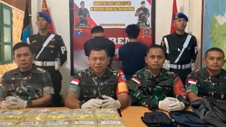 Prajurit Yonarmed 10 Bradjamusti Tangkap 2 Penyelundup 15,5 Kg Sabu di Perbatasan Malaysia