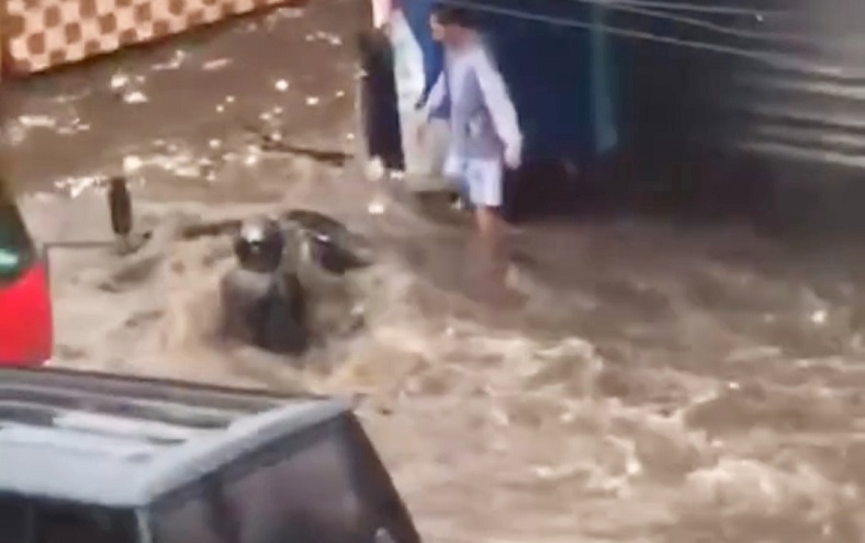 Banjir Bandang Terjang Jalan Raya Pujon Malang, Pengendara Motor Terseret 