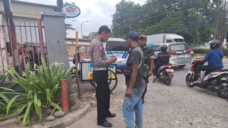 Ngeri, Pedagang Buah di Bekasi Kritis Tertimpa Besi Baja Muatan Truk Colt Diesel
